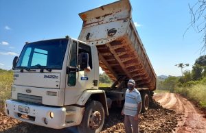 Prefeitura faz a manutenção da estrada do bairro Lageado Foram realizados os serviços de patrolamento e cascalhamento. (Foto: Divulgação)