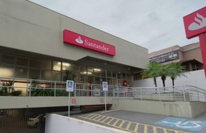 Agência do Santander em Piraju é fechada após casos de covid-19 em funcionários Banco não informou quantos funcionários testaram positivo para a doença. (Foto: Reprodução/Facebook/Minuto do Amorim)