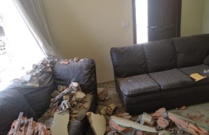 Caminhão perde o controle e invade casa em Fartura Mãe e filha estavam na sala dez minutos antes do acidente. (Foto: Arquivo pessoal)