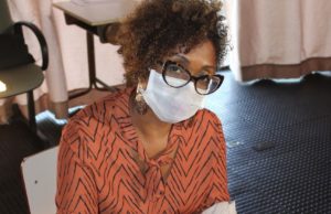 Escritora gaúcha Eliane Marques ministra oficina de poemas em Fartura Eliane durante evento da Viagem Literária na Biblioteca Municipal de Fartura. (Foto: Portal 014)