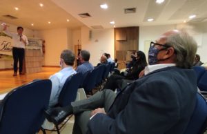 Diretoria da Atunorpi participa de lançamento do programa Paraná Produtivo Presidente da Atunorpi, Welington Trautwein Bergamaschi, acompanha fala do secretário do Planejamento e Projetos Estruturantes, Valdemar Bernardo Jorge. (Foto: Divulgação)