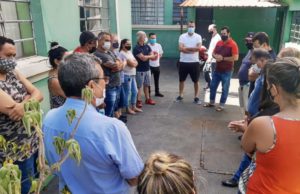 Comerciantes se reúnem com prefeito para tentar reverter decreto em Fartura O prefeito Filé e comerciantes durante conversa neste sábado (10). (Foto: Arquivo pessoal)
