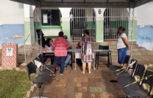 Vacinação em Fartura: moradores de 64 anos podem retirar senhas a partir desta terça (27) Distribuição de senhas para vacinação no Centro de Saúde de Fartura. (Foto: Divulgação)