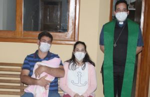 Recuperação de Gabi Mendes, que venceu a covid-19, emociona farturenses Paulo Vitor, Gabi Mendes e o padre Carlos comemoram as boas novas. (Foto: Arquivo pessoal)