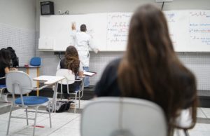 Quatro em dez alunos pensaram em parar os estudos devido à pandemia No geral, contudo, pesam também as dificuldades de se organizar e de acompanhar as aulas remotamente. (Foto: Studio Formatura/Galois)