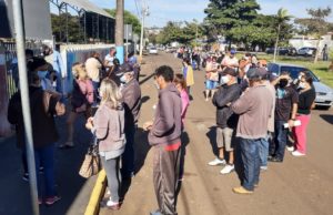 Moradores de Fartura fazem enorme fila de madrugada por vacina O primeiro da fila chegou às 19 horas do dia anterior. (Foto: Arquivo pessoal)