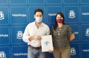 Taquarituba receberá posto de atendimento do Sebrae Aqui O prefeito Éder Miano (PP) e gestora do Sebrae Simone de Carvalho Domingos. (Foto: Divulgação)