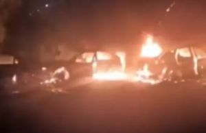 Quadrilha fortemente armada invade fábrica de ouro no interior de SP Criminosos atearam fogo em veículos para fugir após assaltarem uma fábrica de ouro em Jarinu. (Foto: Reprodução)