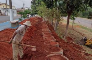Pneus velhos são reaproveitados em estrutura de contenção em Taquarituba Estrutura de contenção de uma calçada na Rua Joana Rosa Calixto Souza. (Foto: Divulgação/Prefeitura de Taquarituba)
