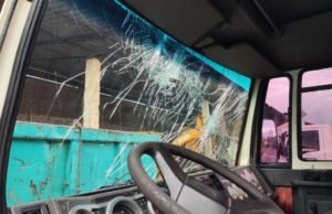 Chuvas e ventos fortes causam estragos em Taquarituba e Itaí Caminhão da frota municipal de Taquarituba foi atingido por uma árvore. (Foto: Arquivo pessoal)