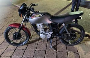 Rapaz é detido em Fartura com moto roubada no Paraná A motocicleta foi adquirida pelo rapaz por R$ 800,00, segundo ele. (Foto: Divulgação/PM-SP)