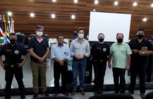 Taquarituba deverá contar com Guarda Municipal a partir de 2022 Da esquerda para a direita: o subcomandante Laureano, o vereador Sergio Sá (PP), o secretário de Defesa Social de Buri, o tenente José Maria de Barros; o prefeito Éder Miano (PP), o GCM Maciel, o vereador Zé Botina (PP) e o vereador Bruno BBC (Podemos). (Foto: Divulgação/Prefeitura de Taquarituba)