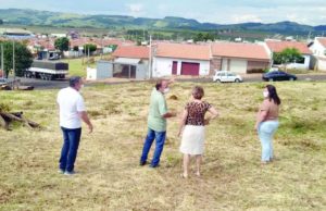 Taguaí será contemplada com nova escola estadual O prefeito Edinho, a coordenadora Lenita e dirigentes da FDE no terreno que será construída a nova escola estadual em Taguaí. (Foto: Divulgação/Prefeitura de Taguaí)