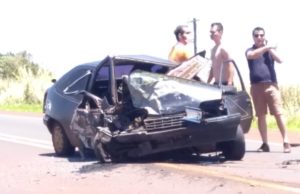 Sete pessoas ficam feridas em batida entre Taguaí e Fartura Algumas das vítimas foram socorridas por motoristas que passavam pelo local do acidente. (Foto: Arquivo pessoal)