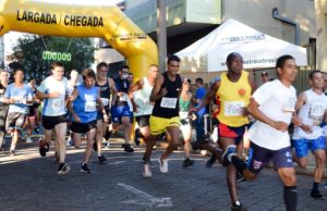 Corrida de São Silvestre é considerada um sucesso em Fartura Participantes durante a largada da prova. (Foto: Divulgação/Prefeitura de Fartura)