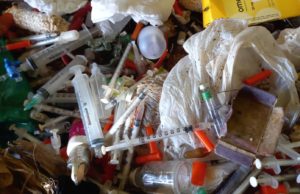 Resíduos cortantes e infectantes estão sendo descartados de forma irregular em Fartura Seringas foram descartadas junto do lixo comum. (Foto: Divulgação/Prefeitura de Fartura)