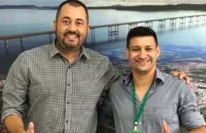Luís Ricardo Leme assume Coordenadoria de Bem-Estar e Promoção Social de Fartura O prefeito Luciano Filé (PSDB) posa com o novo coordenador da pasta que cuida da assistência social na cidade. (Foto: Divulgação/Prefeitura de Fartura)
