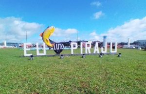 Cidadãos de Piraju protestam contra morte de peixes no Rio Paranapanema Manifestantes colocaram uma mensagem de luto no letreiro da entrada da cidade. (Foto: Reprodução/Instagram/PanemaLivre)