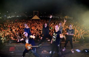 Rock in Far 2022 recebeu 25 mil visitantes nos três dias de festival A banda Biquini Cavadão posa para foto com o público em Fartura. (Foto: Divulgação/Prefeitura de Fartura)