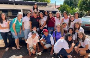 Youtuber farturense se destaca por palestras em escolas da região A professora Gis com os alunos. (Foto: Arquivo pessoal)