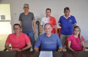 Prefeitura de Taguaí anuncia novo coordenador de Esportes O prefeito com os novos integrantes do setor de Esportes taguaiense. (Foto: Divulgação/Prefeitura de Taguaí)