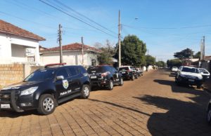Polícia cumpre mandados de busca e apreensão e prisão preventiva em Fartura Viaturas policiais na cidade de Fartura. (Foto: Arquivo pessoal)