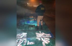 Homem é preso com carga de cigarros contrabandeados em Carlópolis Carga apreendida na divisa dos estados de PR e SP. (Foto: Divulgação)