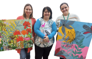 Professora de Fartura doa obras de arte à Coordenadoria da Educação Flaviana entrega os quadros a Daiane e Vanessa, representantes da pasta. (Foto: Divulgação/Prefeitura de Fartura)