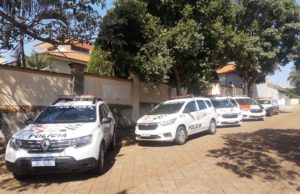 Dupla presa após tentativa de assalto em Fartura é formada por pai e filho A ação criminosa e as prisões ocorreram nesta terça-feira (26). (Foto: Portal 014)