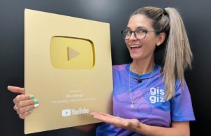 Professora youtuber de Fartura recebe placa dourada por 1 milhão de inscritos A professora Gis posa com a placa dourada do YouTube. (Foto: Arquivo pessoal)