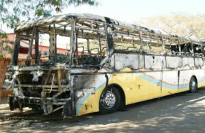 Tinho Bortotti e Pedro do Posto são condenados pelo caso de ônibus que pegou fogo em 2013 Ônibus seguia para Botucatu quando pegou fogo em 2013. (Foto: Arquivo pessoal)