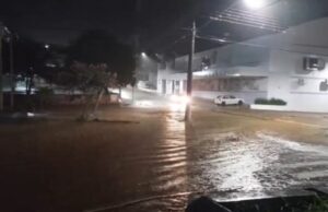 Fartura registra alagamentos após chuva forte no domingo (29) Avenida Antônio Prioli, em Fartura, ficou alagada. (Foto: Reprodução/Instagram/Jornal Nova Voz)