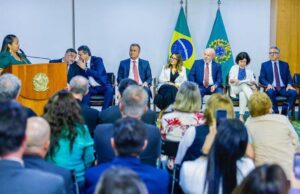 Presidente assina projeto de lei que garante verba para piso da enfermagem Texto será enviado ao Congresso Nacional e abre crédito de R$ 7,3 bi. (Foto: Ricardo Stuckert/PR)