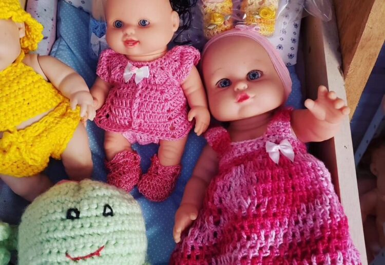 Preços baixos em Brinquedos e jogos Boneca Contemporâneos de Crochê Padrões  de Roupas