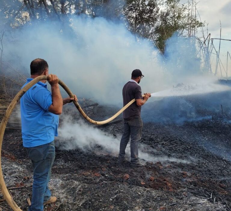 Um caminhão-pipa e um kit móvel de combate a incêndios foram usados. (Foto: Divulgação/Prefeitura de Taquarituba)