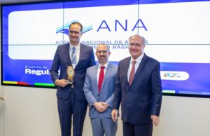 Resolução da ANA sobre operação de reservatórios das hidrelétricas do Paranapanema recebe Selo Ouro O coordenador de Operação da ANA, Antonio Augusto Borges de Lima; o ministro da Controladoria-Geral da União, Vinícius Marcos de Carvalho; e o vice-presidente e ministro do Desenvolvimento, Indústria, Comércio e Serviços, Geraldo Alckmin. (Foto: Jonilton Lima/ANA)