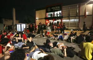 Sob protestos, deputados paulistas autorizam venda da Sabesp Votação foi suspensa e retomada após repressão aos manifestantes. (Foto: Paulo Pinto/Agência Brasil)