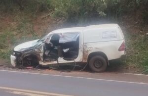 Motorista fica ferida após colisão na Rodovia João Mellão (SP-255) O carro ficou com a lateral do lado do motorista bastante destruída. (Foto: A Voz do Vale)