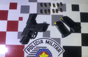 Homem é preso em Tejupá após polícia encontrar arma de uso restrito no veículo Arma apreendida em Tejupá. (Foto: Divulgação)