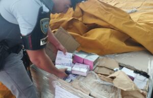PM prende dupla com mais de 30 mil cigarros eletrônicos contrabandeados na Castello Branco Suspeitos foram abordados pela Polícia Militar Rodoviária enquanto passavam pela praça de pedágio. (Foto: Divulgação)