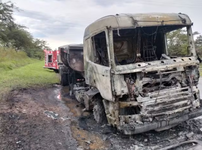 O caminhão pegou fogo na Rodovia João Mellão, em Itaí. (Foto: Corpo de Bombeiros/Divulgação)
