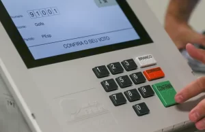 Dois candidatos a prefeito e 106 a vereador buscam votos da população de Taquarituba Urna eletrônica brasileira. (Foto: José Cruz/Agência Brasil)