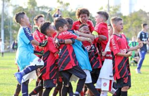 Carlópolis irá receber escolinha de futebol do Athlético Paranaense O Athlético Paranaense é um dos clubes que mais cresceu no Brasil na última década. (Foto: BGPrime/mzantys)