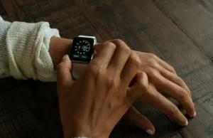 Confira dicas de presentes para o Dia das Mães, comemorado no domingo (12) Um smartwatch pode ajudar sua mãe a monitorar a saúde, além de ser um relógio tradicional e uma ferramenta ligada ao celular. (Foto: Luke Chesser/Unsplash)