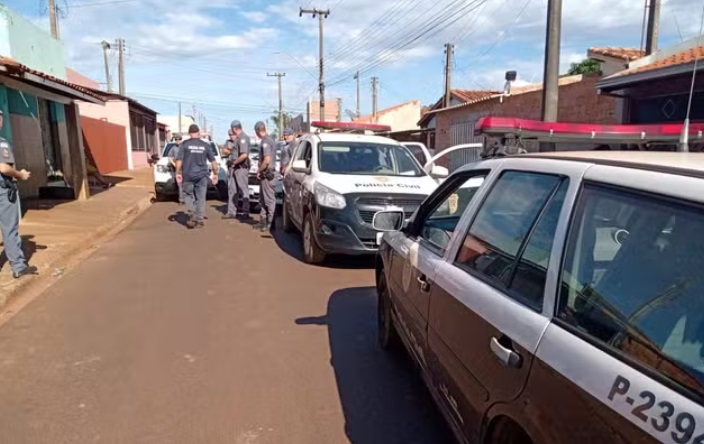 Equipes da PM e Polícia Civil prenderam suspeitos de furto e roubo em Taquarituba. (Foto: Polícia Civil/Divulgação)