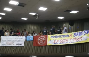 Vereadores de São Paulo autorizam capital a aderir à privatização da Sabesp Manifestações contrárias à privatização da Sabesp. (Foto: Paulo Pinto/Agência Brasil)