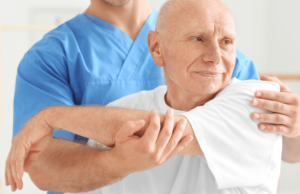 Fisioterapia é importante na promoção da saúde e do bem-estar do idoso Sinais como cansaço, uso de bengalas, desequilíbrio e insegurança ao se movimentar devem ser observados. (Foto: Divulgação)