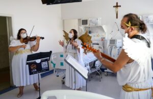 Projeto leva música a entidades e hospitais assistidos de Piraju e Ourinhos Músicos do 'Adoçando com Melodia' durante uma apresentação na região de Ourinhos e Piraju. (Foto: Divulgação)