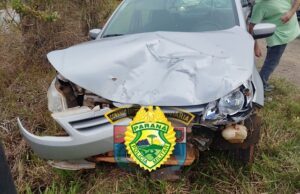 Condutor embriagado causa engavetamento em rodovia de Carlópolis (PR) Parte da frente de um dos veículos envolvidos na colisão. (Foto: Divulgação)