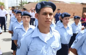 AGU dá parecer contrário a escolas cívico militares em SP Alunos da escola cívico-militar de Rio Largo (AL), mantida mesmo com o fim do Programa Nacional de Escolas Cívico-Militares (Pecim). (Foto: Divulgação/Ascom)